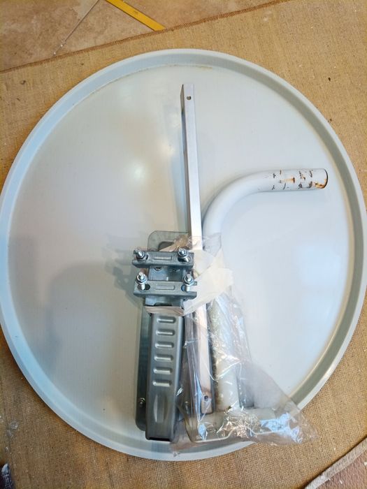 Сателитна чиния с механизъм за монтаж