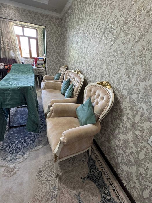 Мебель для гостинной: диван и 2 та кресло