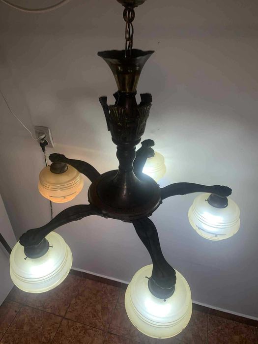 Candelabru cu cinci brate din bronz si ornament din lemn