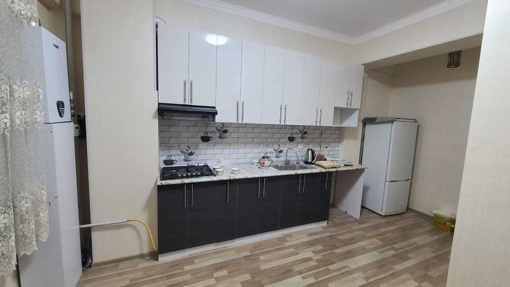 Сурумда Сергели трасса бўйида таъмирланган-2 хонали хонадон сотилади.