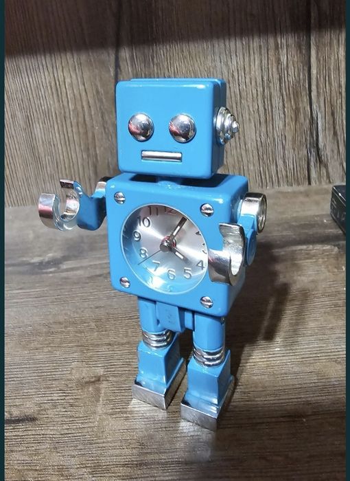 Robot ceas retro cu alarma.