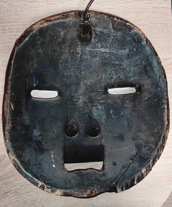 Старинни дървени маски с апликации от Конго.Цената е за двете.