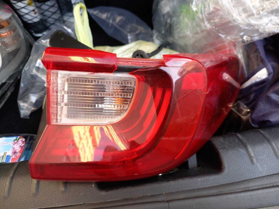 Kia stonic Кия стоник ляв фар счупено стъкло и стоп