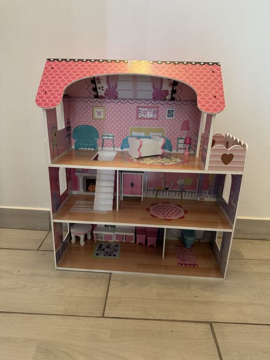 Casa din lemn pentru papusi cu mobilier