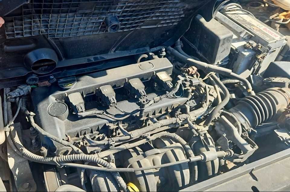 двигатель 1.8см Мазда 5 в полном навесе  привозной в наличии