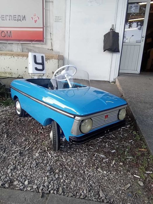 Продавам метална детска ретро кола с педали МОСКВИЧ количка