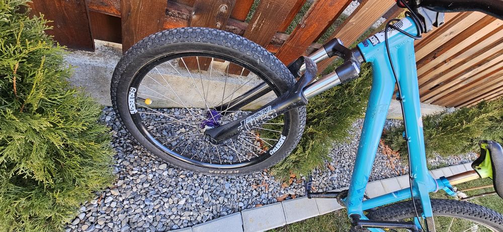 Bicicletă Dirt / Street 26” cu frână pe disc – ideală pentru trick-uri