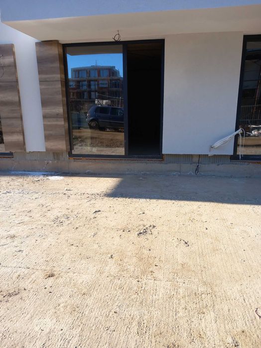 Три стаен апартамент с градинка