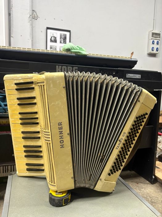 Acordeon Hohner Tango 2B cu 80 de basi