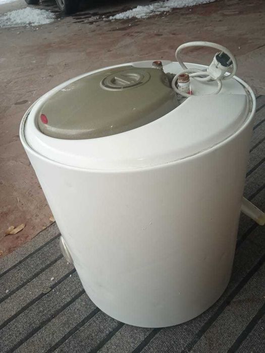 Продаётся водонагреватель Аристон на 50 литров,