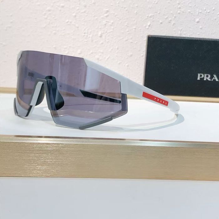 Ochelari  de soare Prada.