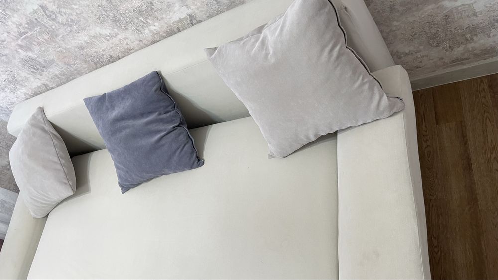 Продается диван с подушками