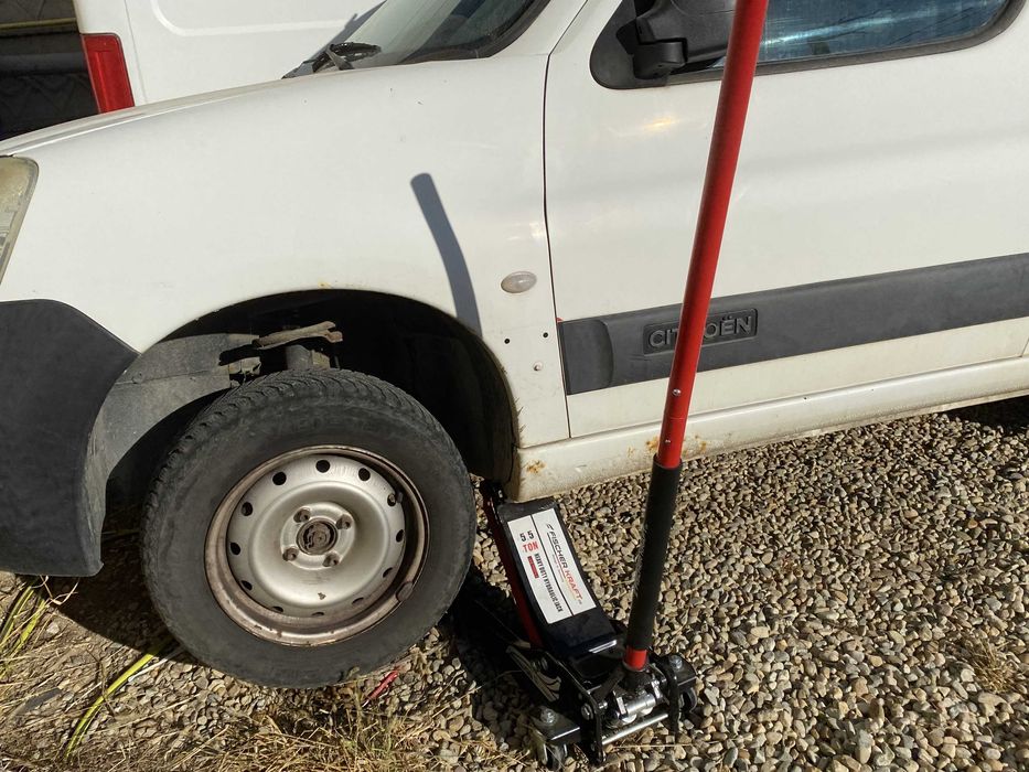 Cric hidraulic 5.5 tone auto pret 799 lei