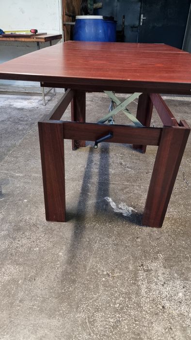 Холна маса с регулиране по височина