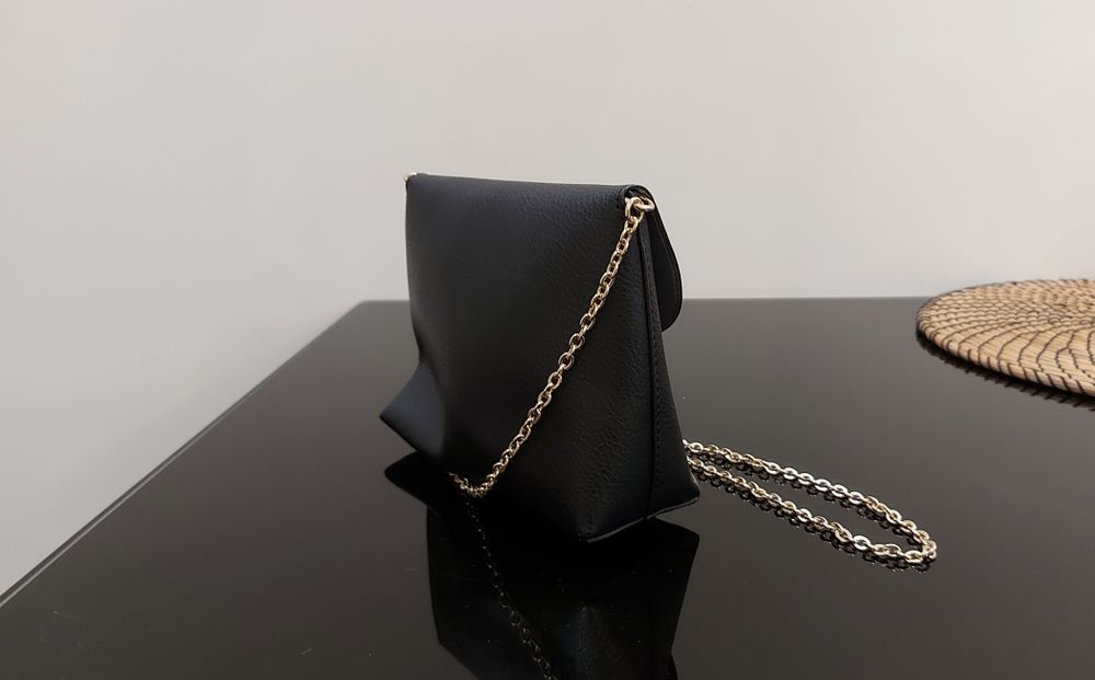 Черна кросбоди чанта