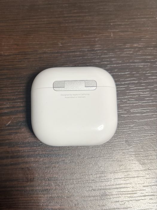 AirPods 4 cu Noise Cancelling