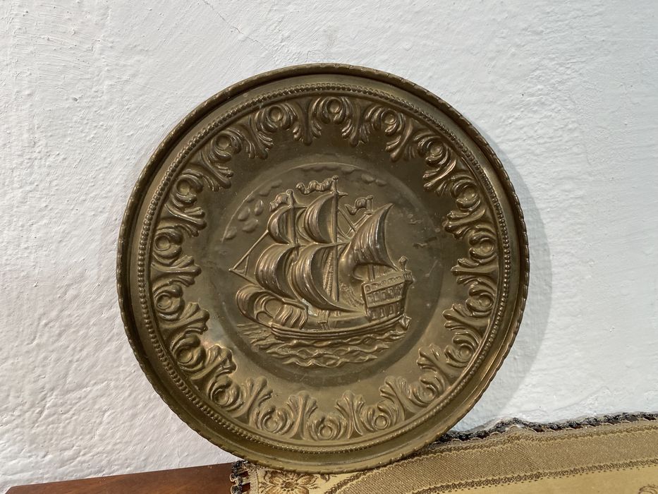 английско пано за стена от Месинг