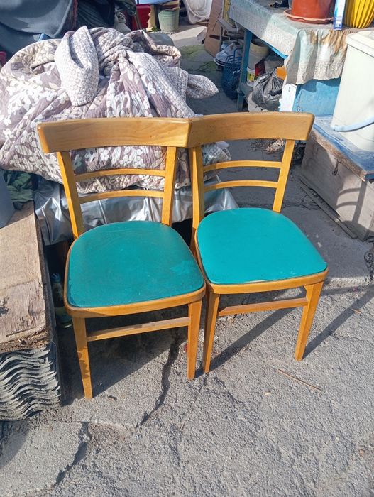 Продам банкетку и пару стульев.