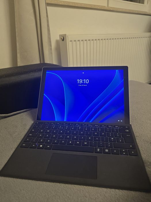Microsoft Surface Pro 5 i5 / 8GB RAM / 256GB SSD + tastatură + încărcă
