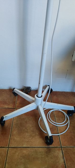 Lampă led elvețiană cu role și brat flexibil