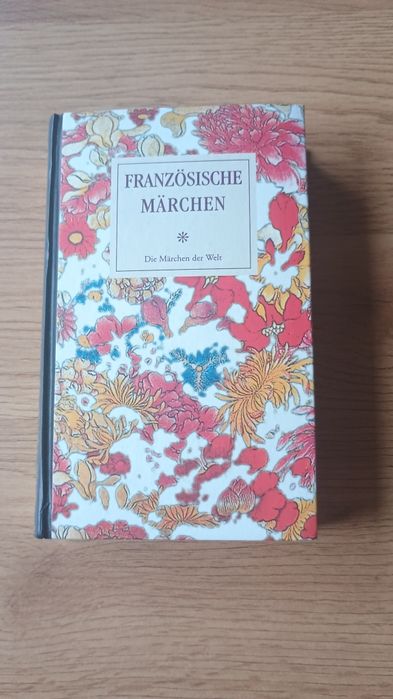 Книга с френски приказки на немски език.