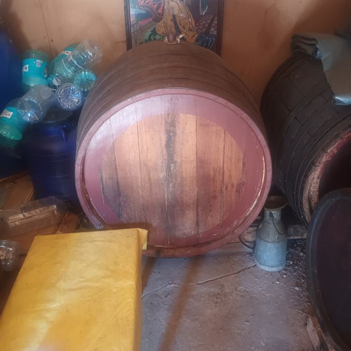 Vând butoaie stejar, țuică: 2 a câte 540 litri si 2 a câte 340 litri : 1200 lei buc.cele de 540 si 800 buc cele dr 340