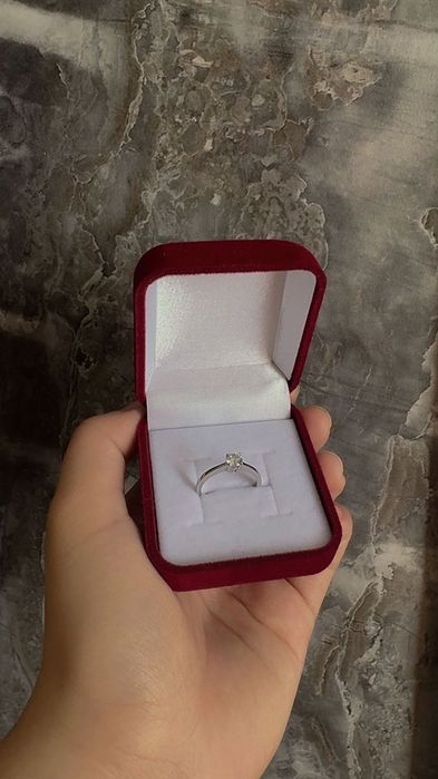 Продам кольцо белое золото