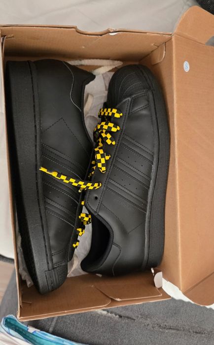 Adidași superstar