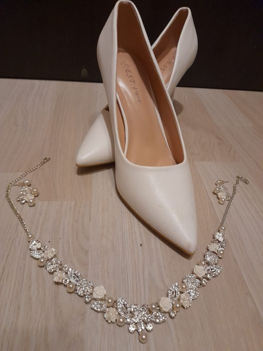 Șemineu,Rochie de mireasa și mai multe accesorii detalii in privat.