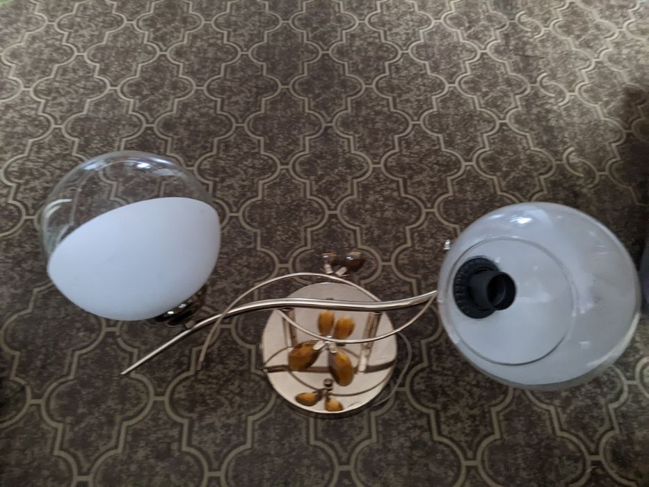 Люстра двухрожковая.