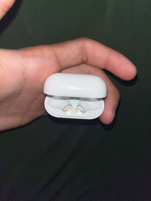 Продам оригинал кейс airpods 2