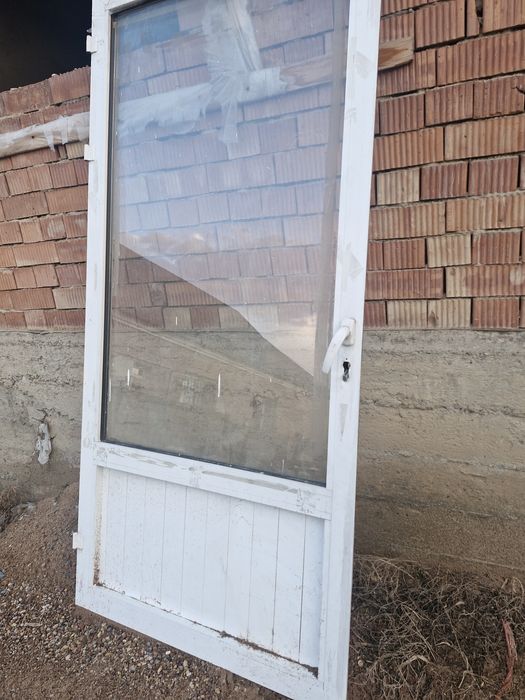 Продается пластиковый дверь.