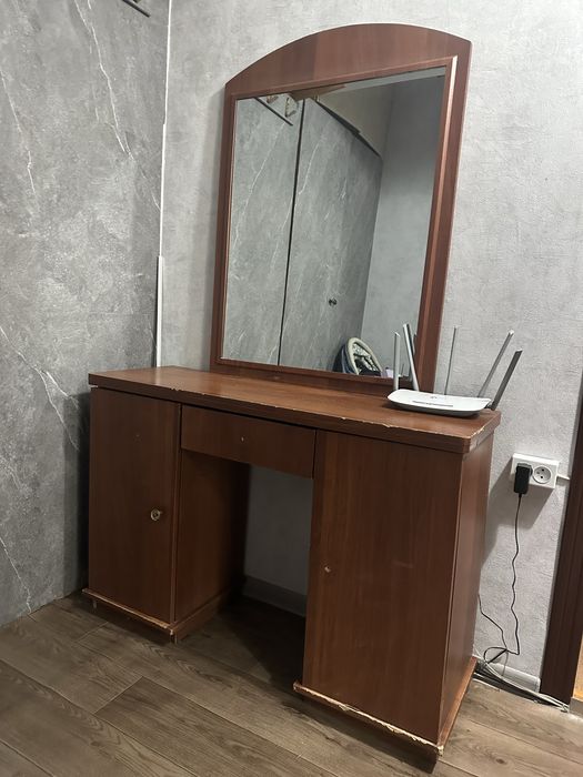 Трюмо с зеркалом б/у.  150.тысяч