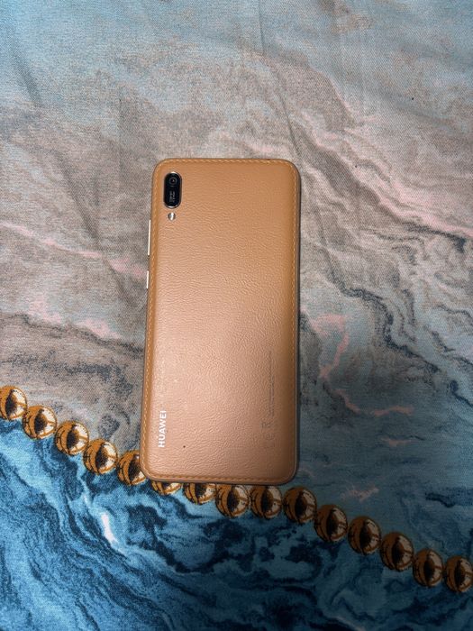 Huawei telefonul este spart dar functioneaza perfect,liber de retea