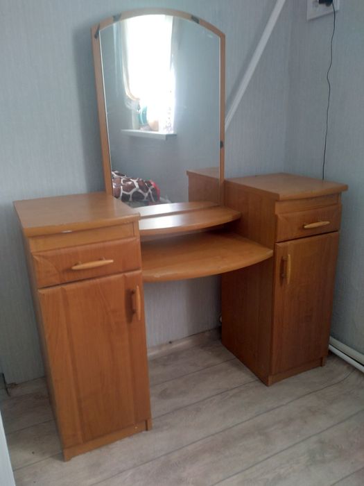 Продам трюмо. Б/у . В хорошем состояние