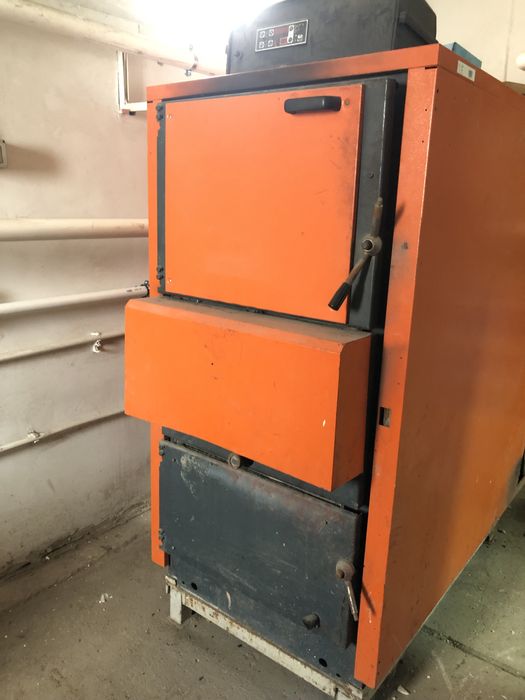 Vând centrală pe lemne