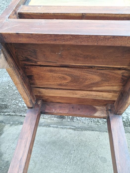 Scaun vechi din lemn masiv