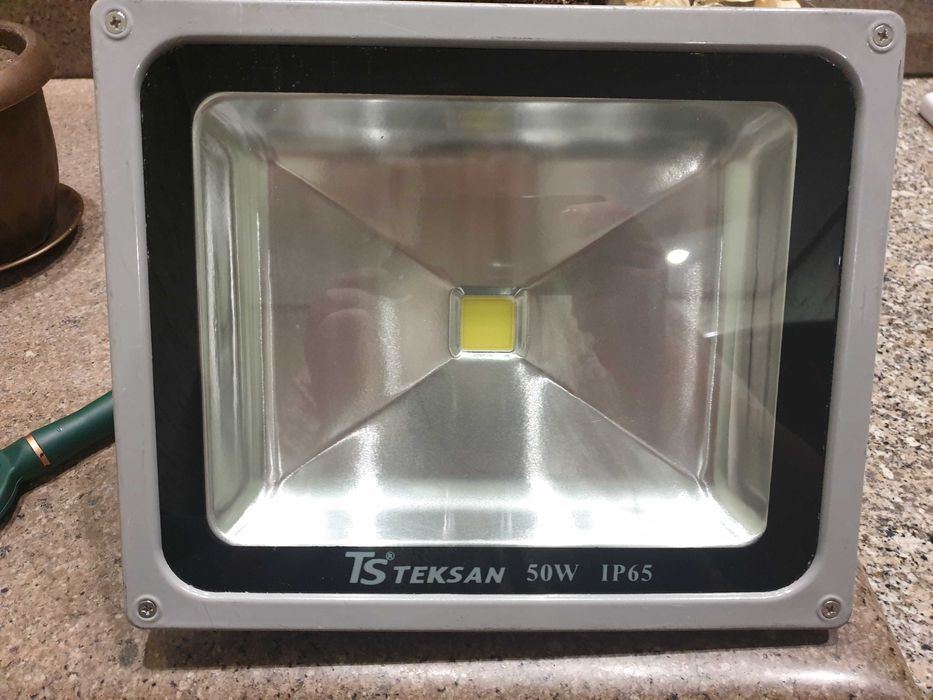 Продам прожектор уличный