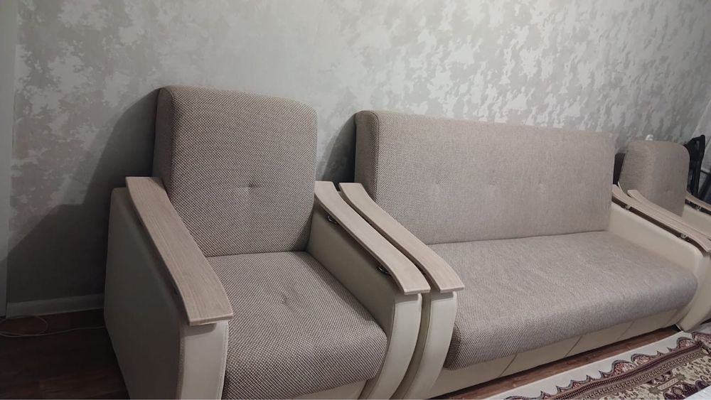 Продам гостинный диван и кресла