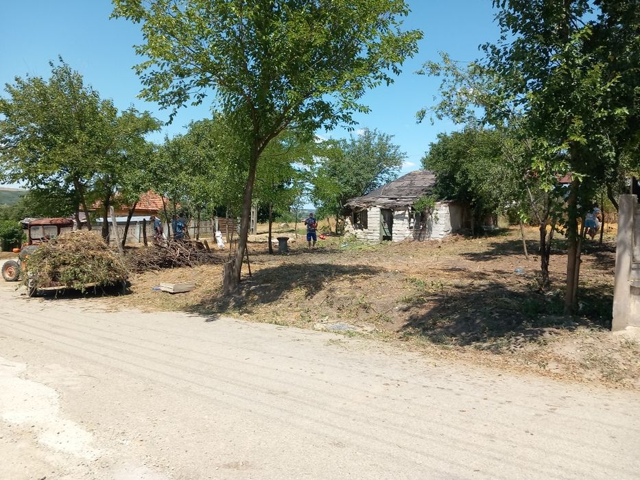 Vând teren intravilan cu casa nelocuibilă