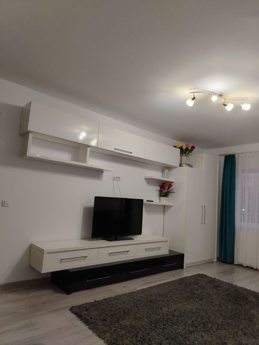 Închiriez apartament