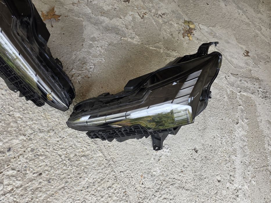 Volvo EX30 ляв и десен фар