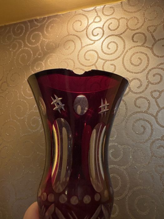 Vază din cristal rubin tăiat manual – piesă decorativă deosebită