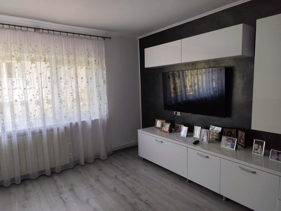 Vând apartament cu 2 camere decomandat, situat pe Strada Soveja