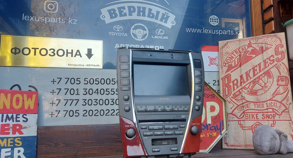 Монитор с магнитолой на Lexus Es350