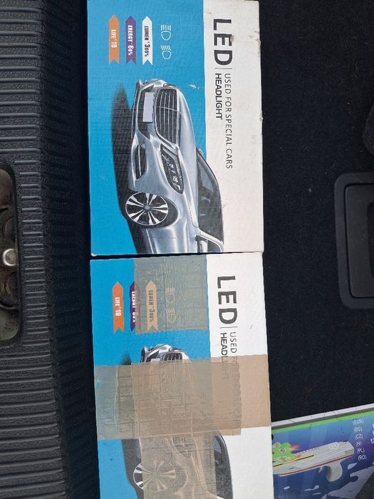 două seturi diferite de becuri LED auto de înaltă performanță,