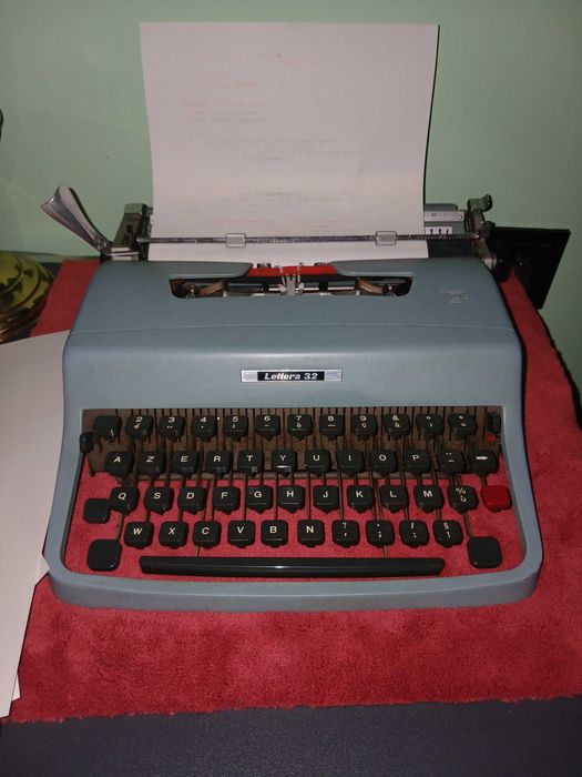 Италианска пишеща машина Olivetti Lettera 32