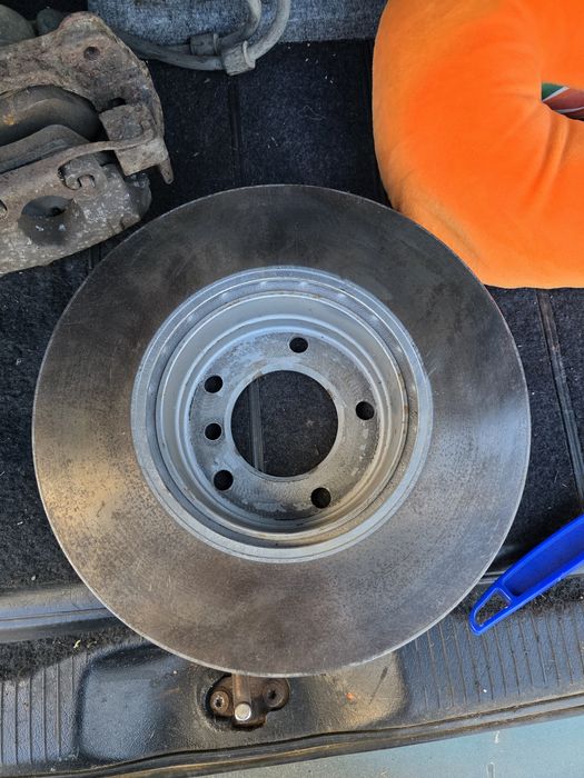 Комплект спирачни дискове, накладки и супорти бмв е39 3.0д