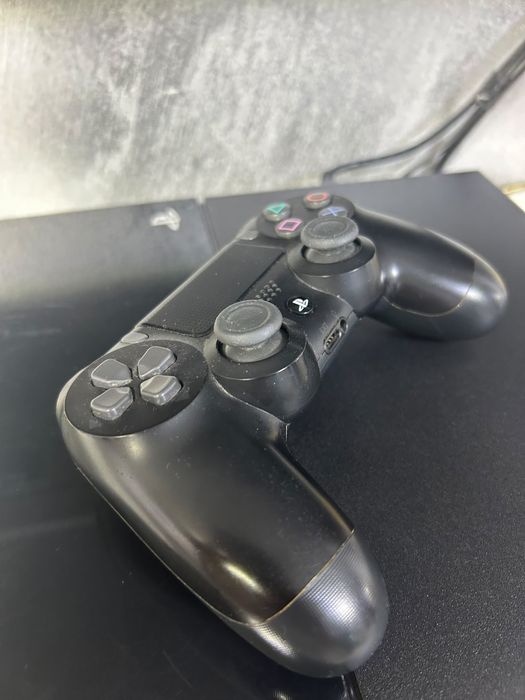Vând PS4 cu 500GB,.