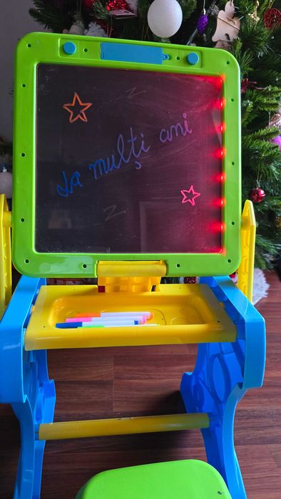 Vând tablă multifuncțională 2 în 1, măsuță și scaunel, cu leduri